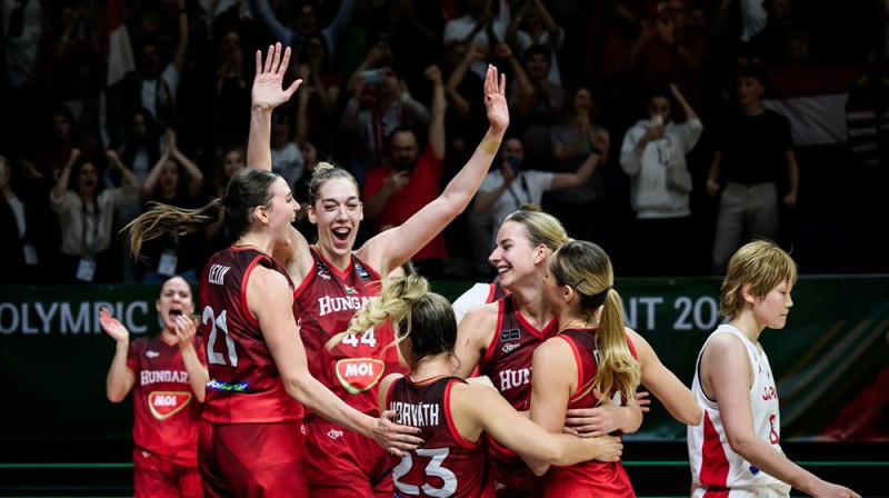 Bernadeta Hatara un Ungārijas basketbolistes 2024. gada 9. februārī. Foto: FIBA