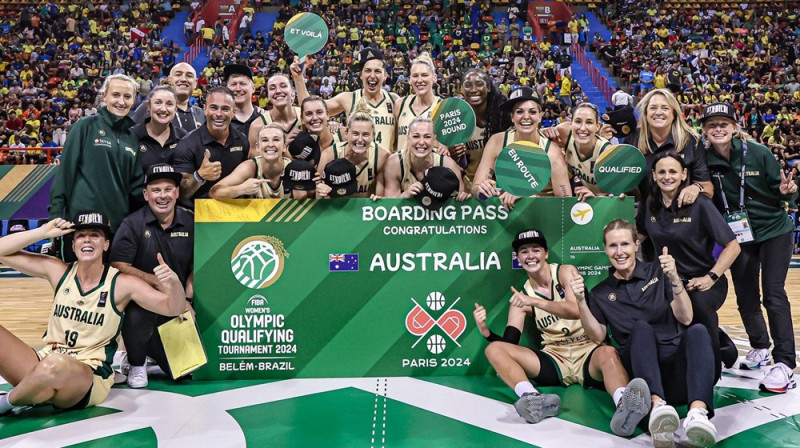 Sāra Blicavs un Austrālijas basketbolistes 2024. gada 10. februārī. Foto: FIBA