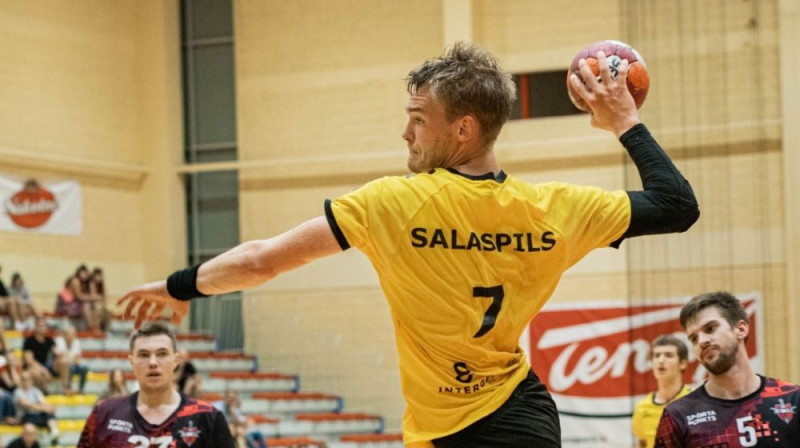 Salaspilietis Matīss Strautnieks izcēlās ar trim vārtu guvumiem. Foto: handball.lv