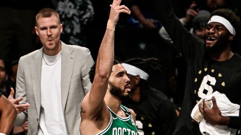 Kristaps Porziņģis un Džeisons Teitums. Foto: Boston Celtics