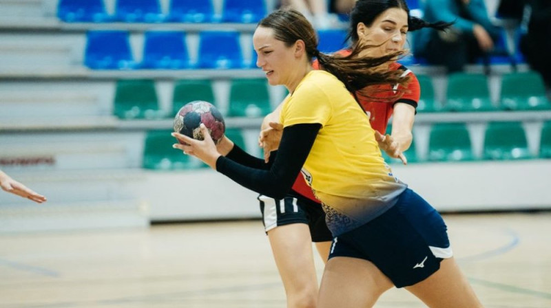 Uzbrukumā traucas ludzāniete Madara Cibuļska (SK Latgols). Foto: handball.lv