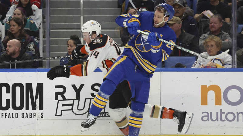 Zemgus Girgensons cīņā pret Anaheimas "Ducks" uzbrucēju Rosu Džonstonu. Foto: Jeffrey T. Barnes/AP/Scanpix