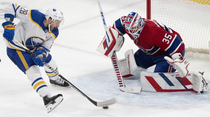 Zemgus Girgensons un Monreālas vārtsargs. Foto: AP/Scanpix