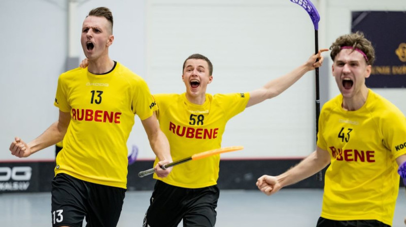 Kocēnu "Rubene" svin uzvaru. Foto: floorball.lv