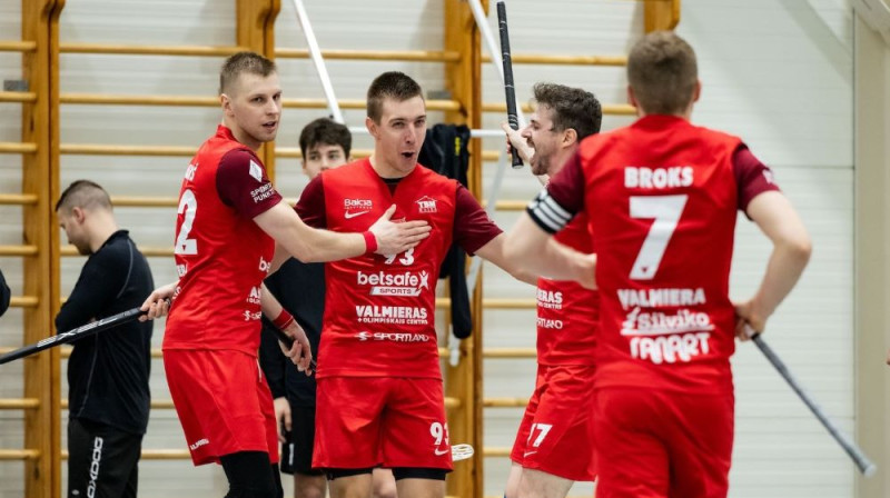 Valmieras florbolisti svin pirmo uzvaru ceturtdaļfinālā. Foto: floorball.lv