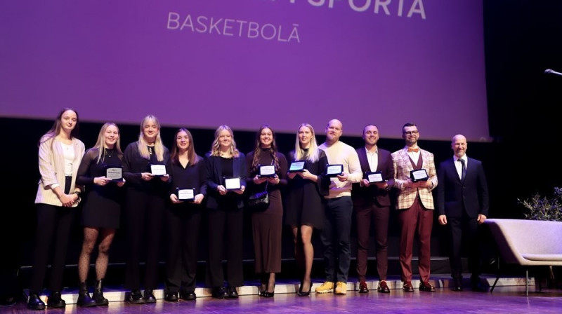 Liepājas basketbolistes un treneri 2024. gada janvārī. Foto: Ģirts Gertsons