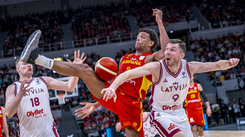 Izlases kapteinis Dairis Bertāns cīņā zem groza. Foto: FIBA