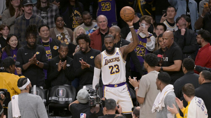 Lebrons Džeimss mirkli pēc 40 tūkstošu punktu robežas sasniegšanas. Foto: USA Today Sports/Scanpix