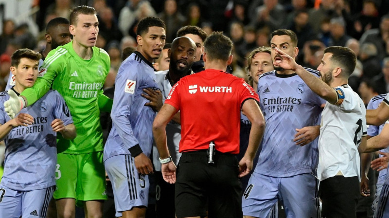 Madrides "Real" futbolisti aplenkuši tiesnesi Hesusu Mansato. Foto: Jose Jordan/AFP/Scanpix