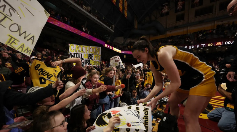 Keitlina Klārka paraksta plakātus. Foto: Iowa WBB