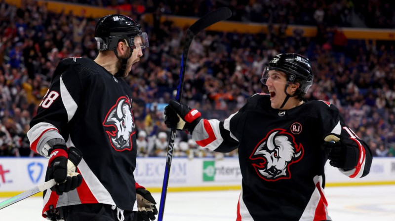 Zemgus Girgensons un Peitons Krebs. Foto: USA Sports Today. Scanpix