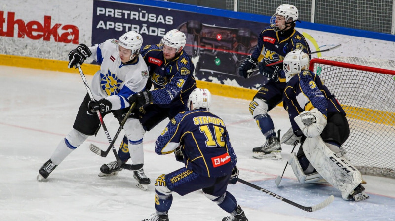 Cīņa "Kurbada" vārtu priekšā. Foto: Guntis Lazdāns/LHF