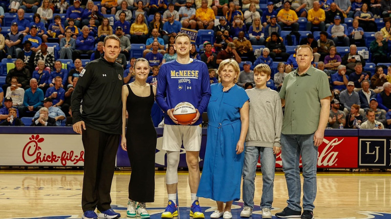 Roberts Bērze ar ģimeni 2024. gada 4. martā. Foto: McNeese State