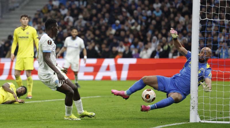 Marseļas "Olympique" futbolista Ismaila Sāra sitiens pa Pepes Reinas sargātajiem vārtiem. Foto: Guillaume Horcajuelo/EPA/Scanpix