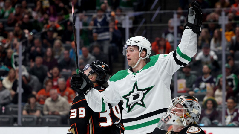 Dalasas "Stars" hokejists Radeks Faksa pēc pēc vārtu guvuma Anaheimā. Foto: Harry How/AFP/Scanpix