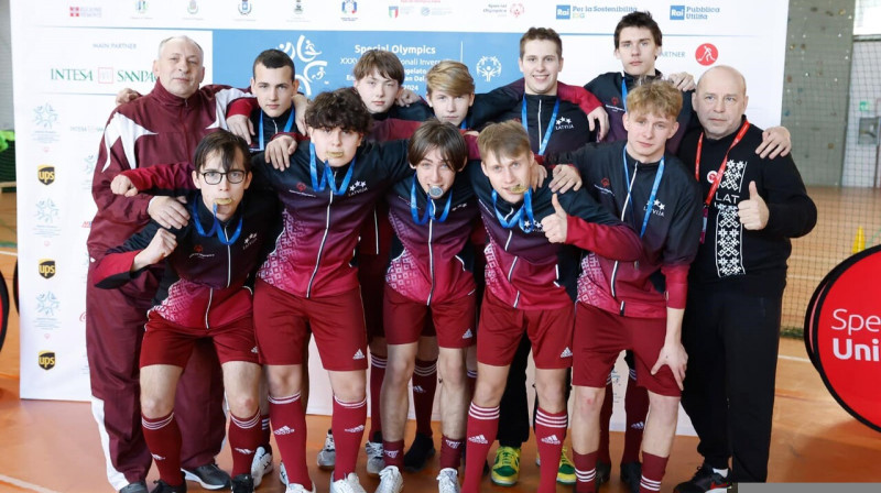 Latvijas Speciālās Olimpiādes florbola komanda. Foto: Latvijas Speciālā Olimpiāde