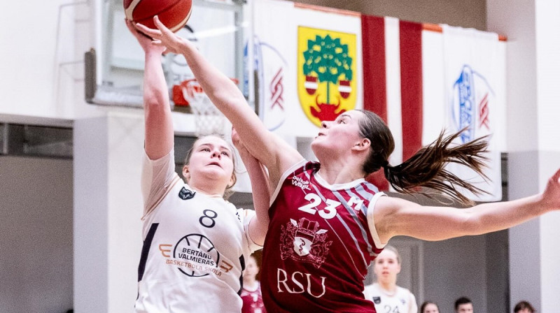 Zelma Mālmane (#23) un Tīna Makarova-Makaronoka (#8). Foto: Bertānu Valmieras basketbola skola