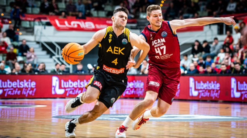 Artūrs Kurucs (Nr. 47) aizsardzībā. Foto: FIBA