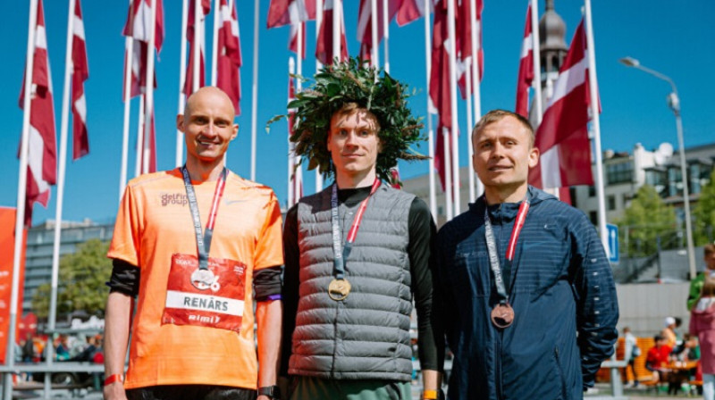 Pirmo trīs vietu ieguvēji maratonā 2023. gadā. No kreisās: R.Roze, A.Raščevskis, K.Vējš-Āboliņš.