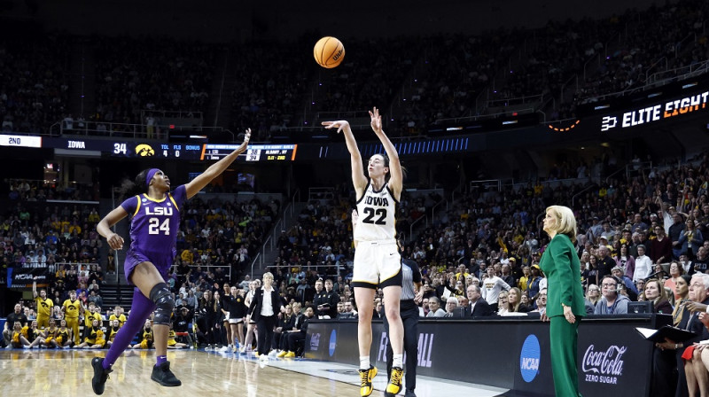 Anīsa Morova, Keitlina Klārka un LSU trenere Kima Malkija. Foto: Winslow Townson/USA Today Sports/Scanpix