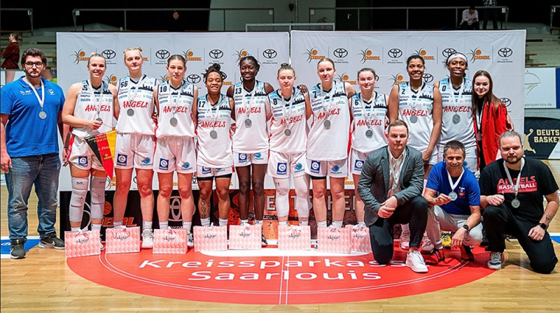 Matīss Rožlapa un "Eigner Angels" basketbolistes 2024. gada 17. martā