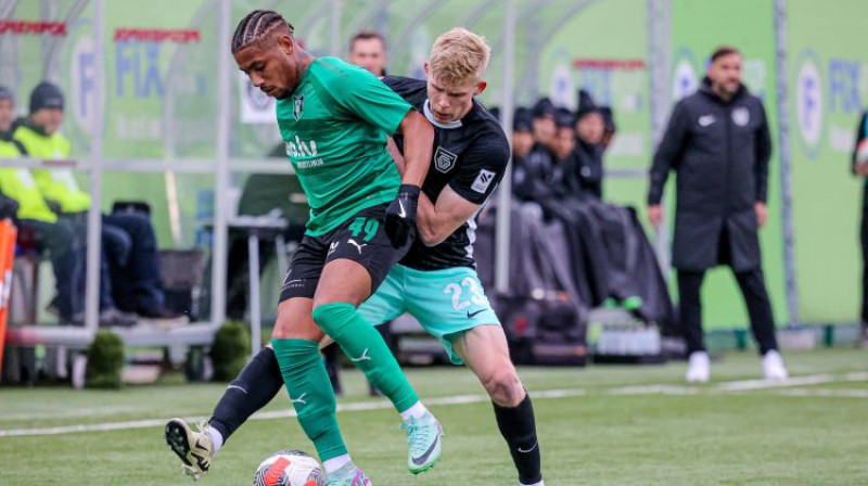 Brunu Tavarišs pret Maksimu Toņiševu. Foto: Jānis Līgats/Valmiera FC