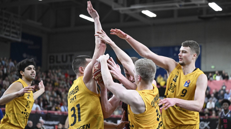 Krišs Helmanis (Nr. 9) ar komandas biedriem aizsardzībā. Foto: Axel Grundler/Ulmer/Teamfoto/Imago Images/Scanpix