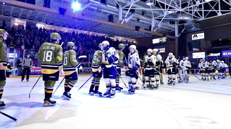 Nortbejas "Battalion" un Kingstonas "Frontenacs" komandas pēc sērijas noslēguma. Foto: Tom Martineau/North Bay Battalion