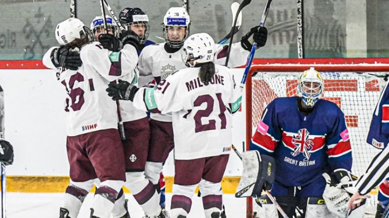 Līga Miljone ar partnerēm. Foto: Guntis Lazdāns/LHF