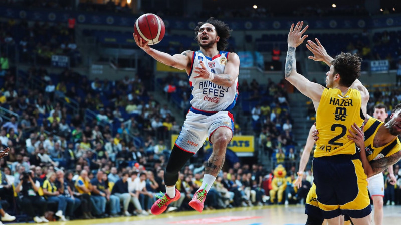 Stambulas "Anadolu Efes" līderis Šeins Larkins uzbrukumā pret Stambulas "Fenerbahçe". Foto: Anadolu Efes SK