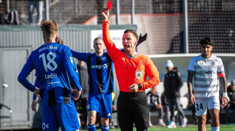 Artis Ķēniņš noraida Kārli Mikuļski. Foto: Zigismunds Zālmanir/Riga FC