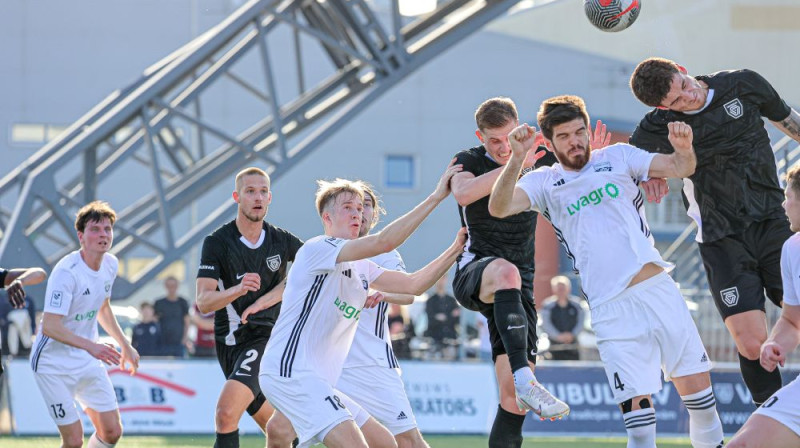 Epizode no "Valmieras" un "Grobiņas" cīņas. Foto: Valmiera FC