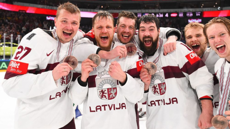 Oskars Cibuļskis, Ralfs Freibergs, Miks Indrašis, Kaspars Daugaviņš, Deniss Smirnovs, Dans Ločmelis. Foto: IIHF