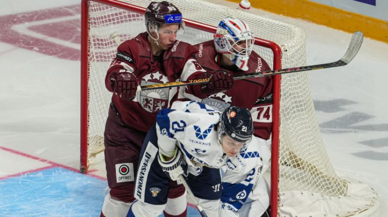 Arvils Bergmanis aizsargā Ivara Punnenova vārtus. Foto: Guntis Lazdāns/LHF