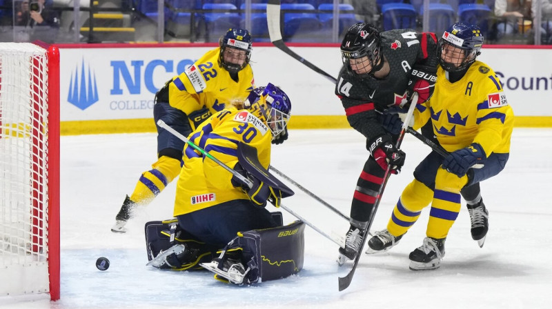 Mirklis pirms Kanādas valstsvienības vārtu guvuma pret Zviedriju. Foto: IIHF