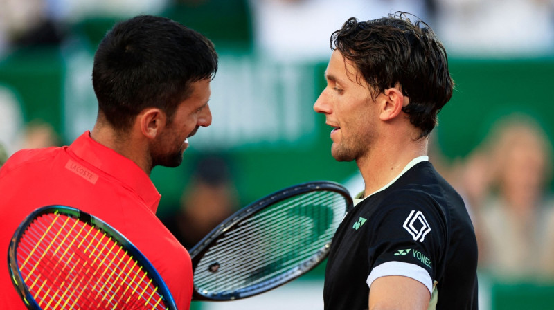 Novaks Džokovičs un Kaspers Rūds. Foto: AFP/Scanpix