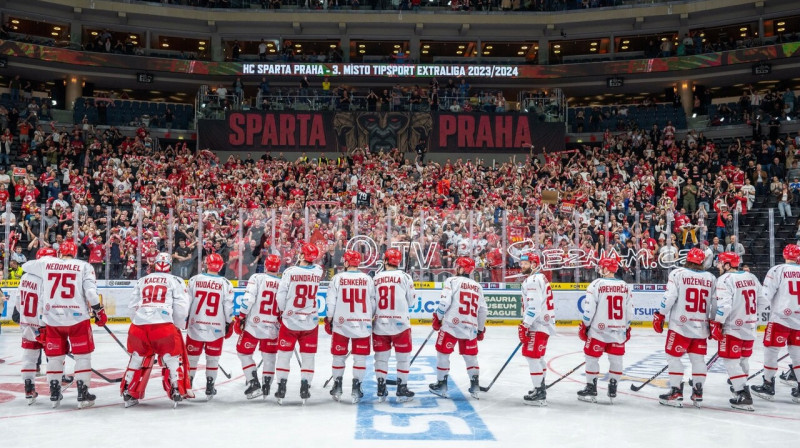 Tršinecas "Oceláři" hokejisti un līdzjutēji pēc pusfināla sērijas beigām Prāgas "O2" arēnā. Foto: Lukáš Filipec/Oceláři Třinec