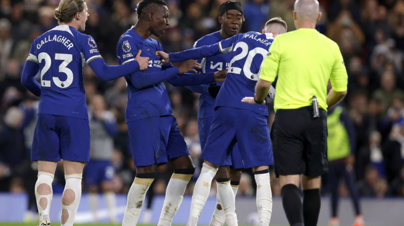 ''Chelsea'' futbolisti cīnās par to, kurš sitīs pendeli. Foto: Reuters/Scanpix