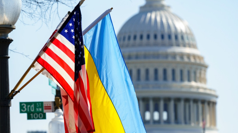 ASV un Ukrainas karogi pie Kapitolija. Foto: AP/Scanpix