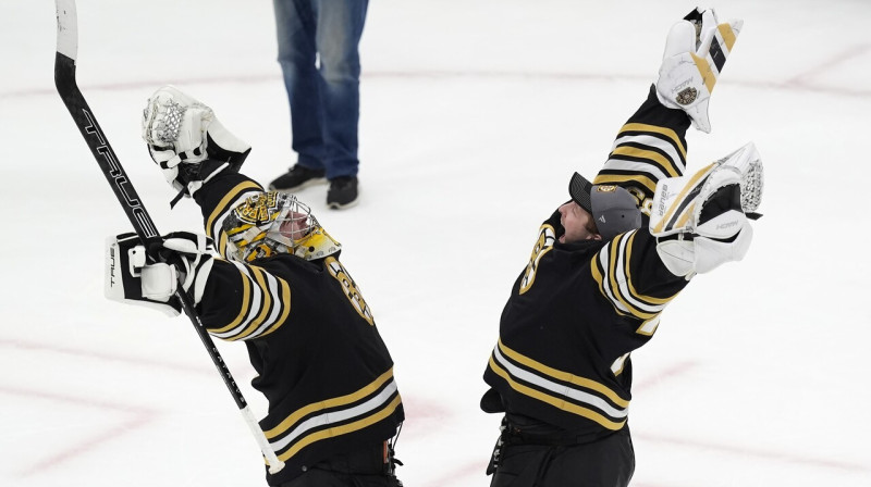 Bostonas "Bruins" vārtsargi Džeremijs Sveimens un Līnuss Ulmarks. Foto: Michael Dwyer/AP/Scanpix
