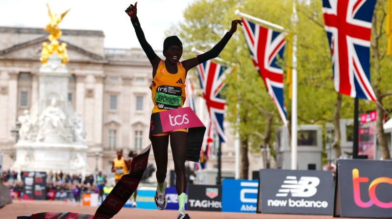 Kenijas skrējēja Peresa Jepčirčira 2024. gada Londonas maratona finišā. Foto: Tolga Akmen/EPA/Scanpix