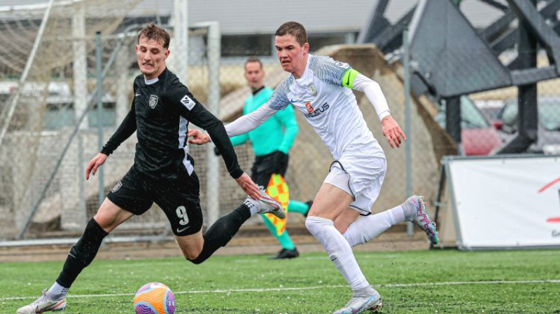 Leu Gaušu pret Raivi Skrebelu. Foto: Jānis Līgats/Valmiera FC