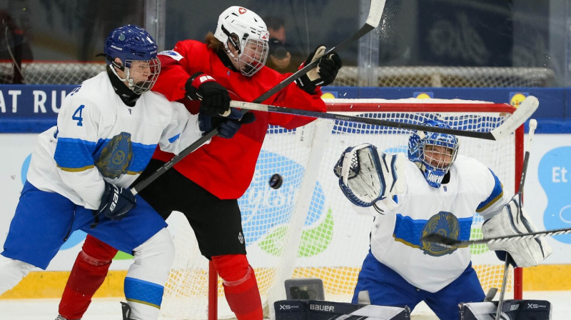 Mirklis no Šveices un Kazahstānas U18 valstsvienību spēles. Foto: IIHF