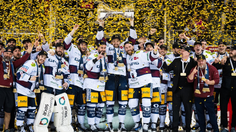 Vācijas meistarsacīkstēs triumfējusī Berlīnes "Eisbären" komanda. Foto: City-Press