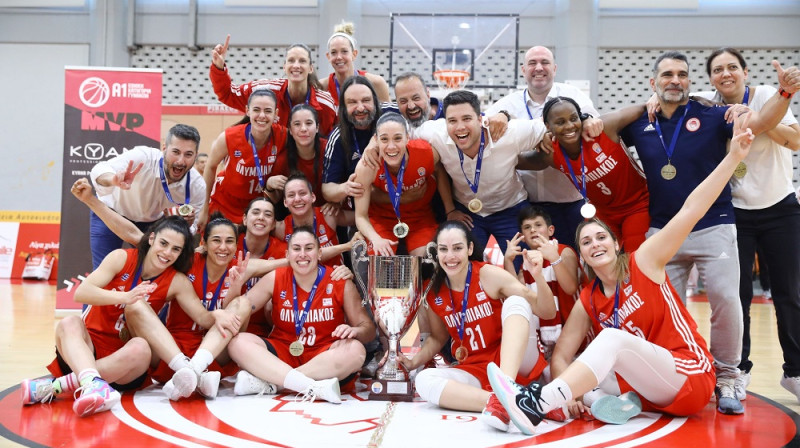 Kristīne Vītola un "Olympiacos SFP" basketbolistes 2024. gada 28. aprīlī. Foto: Basket.gr