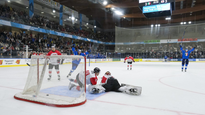 Itālijas hokejista vārtu guvuma mirklis. Foto: IIHF