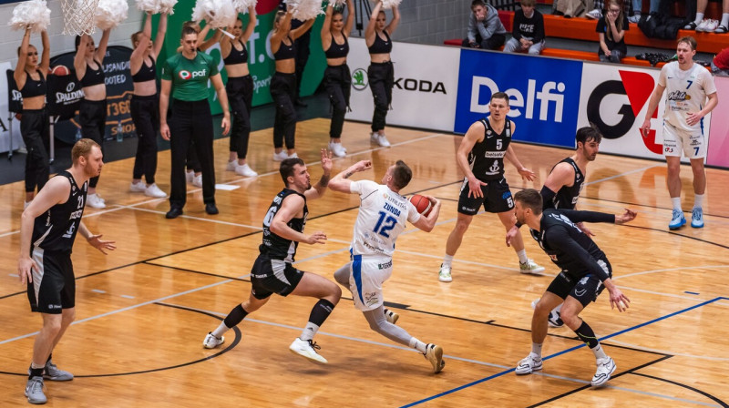 Kārlis Žunda "Pērnavas Ostas" basketbolistu ielenkumā. Foto: Pärnu Sadam