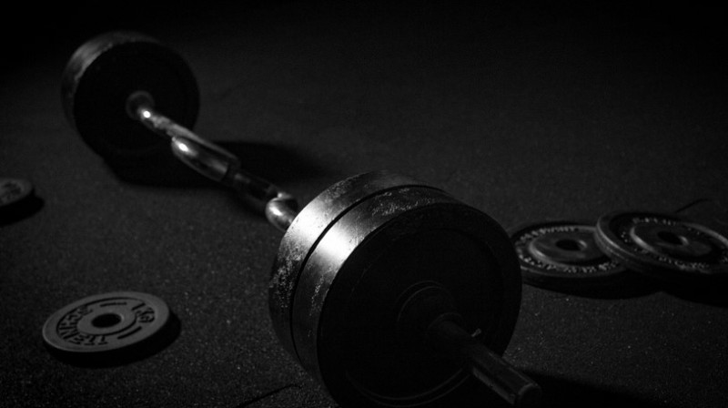 https://pixabay.com/photos/dumbbell-sports-weights-1966704/