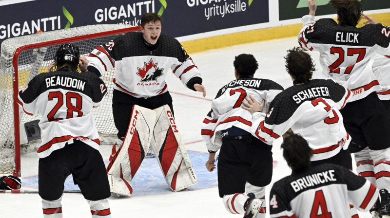 Kanādas U18 valstsvienības hokejisti triumfē pasaules meistarsacīkstēs Somijā. Foto: Jussi Nukari/Lehtikuva/AP/Scanpix