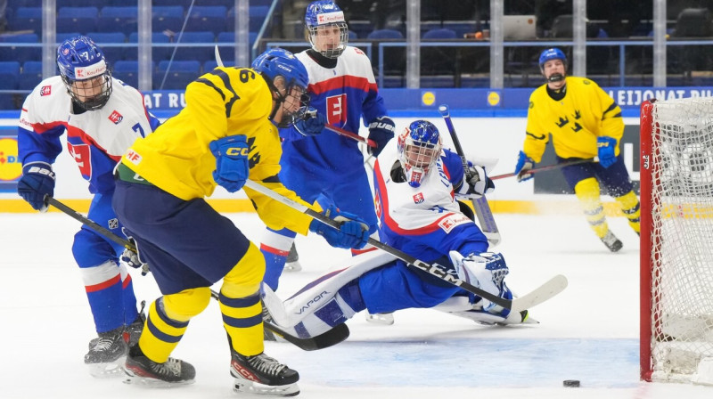 Cīņa Slovākijas U18 valstsvienības vārtu priekšā. Foto: IIHF